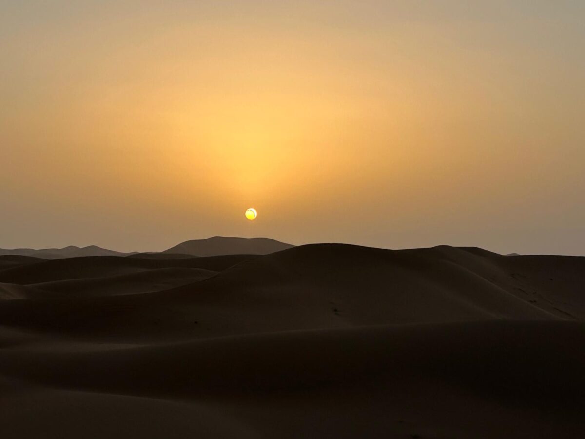Coucher de soleil sur les dunes du désert au maroc
